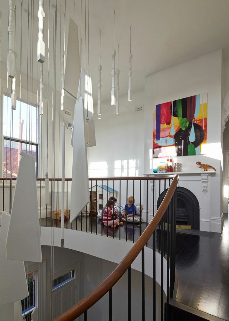 moderné točité schodisko drevené dekorácie biela hracia plocha detská chodba