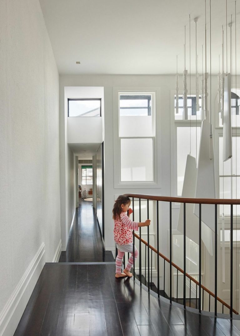 moderné točité schodisko drevo biela stena dizajn parkety čierna