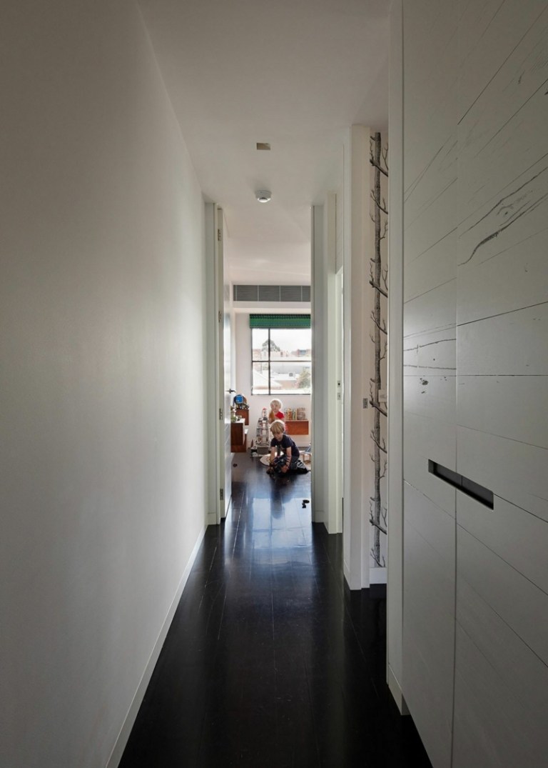 moderné točité schodisko drevená chodba jednoduchá detská izba