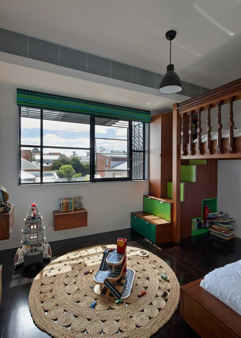 moderné točité schodisko drevo detská izba zariadenie koberec zelený akcenty