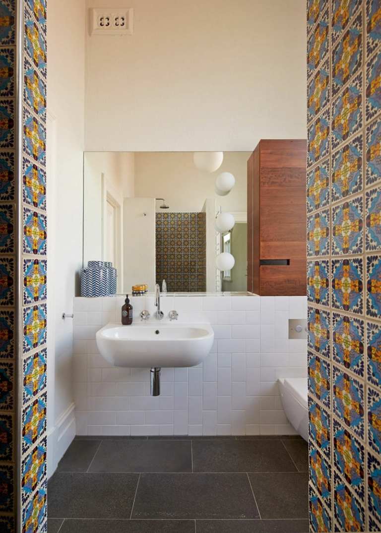 moderné točité schodisko drevené obklady orientálny dizajn čiernobiely