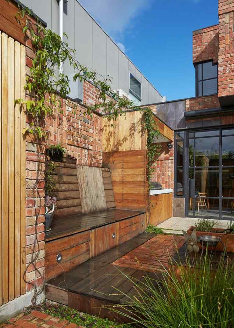 moderné točité schodisko vyrobené z dreva, sedenie na lavičke, graeserové parkety