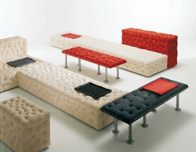 V obývacej časti je čalúnených niekoľko bočných stolíkov