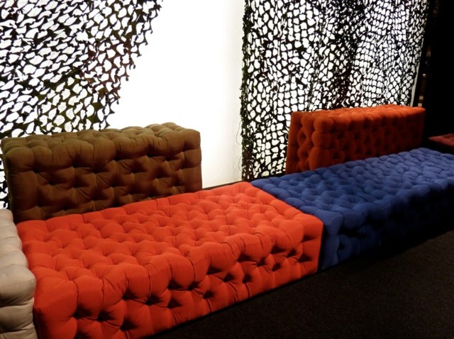 dva moduly operadla podopierajú povrch oranžovo modrou farbou