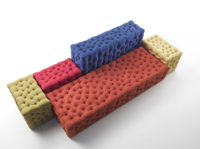 Dizajn interiéru interiéru obývacej izby farby modrá oranžová zelená