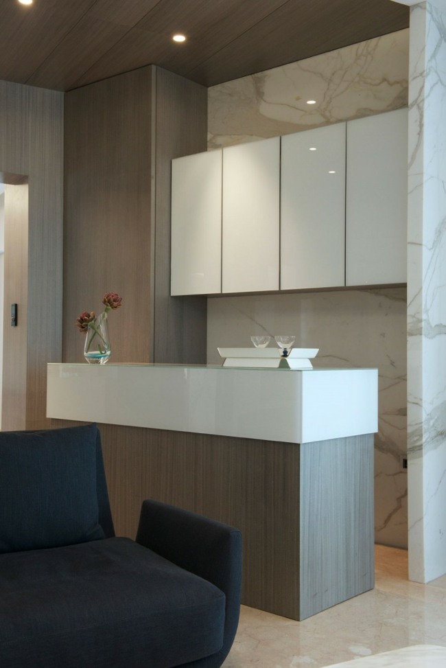 Mramorový minimalistický nápad na dizajn kuchynského ostrova