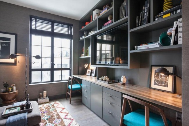 domáce kancelárie nástenné police drevené prvky koberec televízia