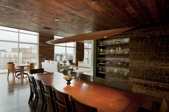 Jedáleň drevený nábytok-závesná lampa stoličky jedálenský stôl policový systém-otvorený