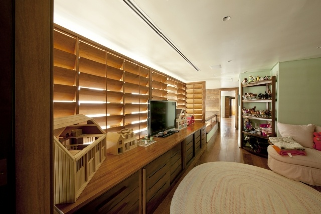 zariadiť detskú izbu-nápady-s drevenou sedacou stenou