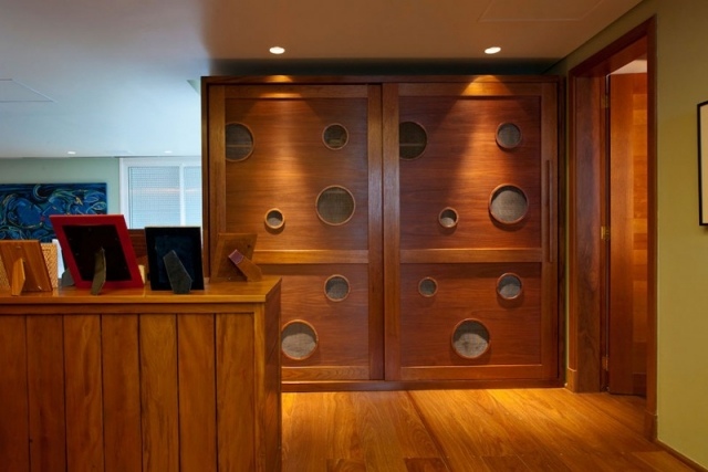 Drevené okno s posuvnými dverami a oknom s dizajnom bytu Sao Paulo