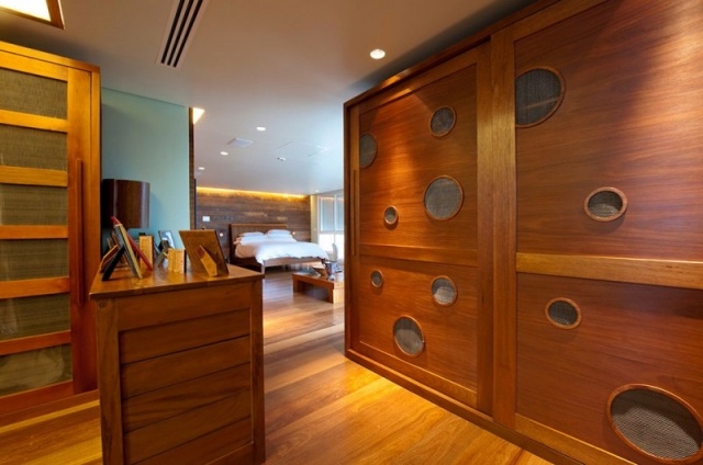 Nápady na vybavenie spálne Vstavané stropné svetlá Posuvné dvere s dreveným obložením