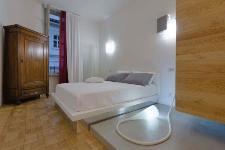 minimalistická spálňa s bielou posteľou moderný byt-spálňa-biela-posteľ-drevená podlaha-vintage šatník