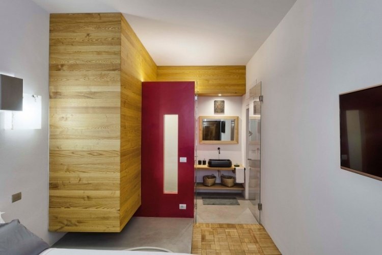 Drevené panely, sklenené dvere a červená stena do kúpeľne moderný-apartmán-spálňa-vchod-kúpeľňa