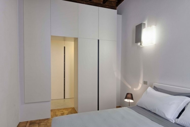 minimalistická biela vstavaná skriňa v spálni moderný-byt-spálňa-biela-minimalistická vstavaná skriňa