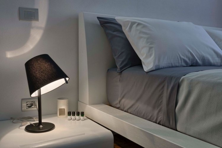 moderný-byt-spálňa-nočná lampa-čierna