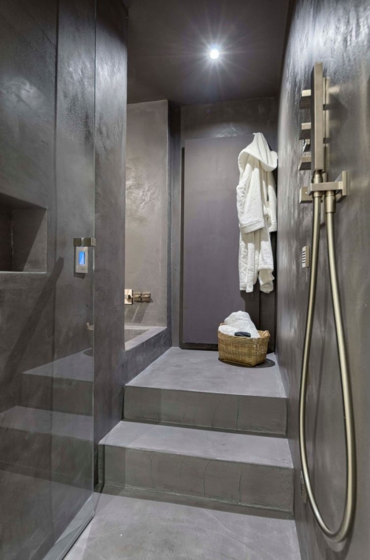 moderný bezbariérový sprchovací kút a vstavaná vaňa v rohu moderný apartmán kúpeľňa-sprchovací kút-vaňa