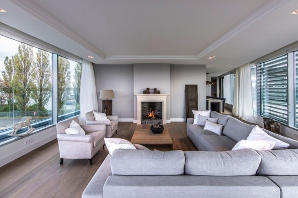 moderný byt s útulným krbom v štýle skybox