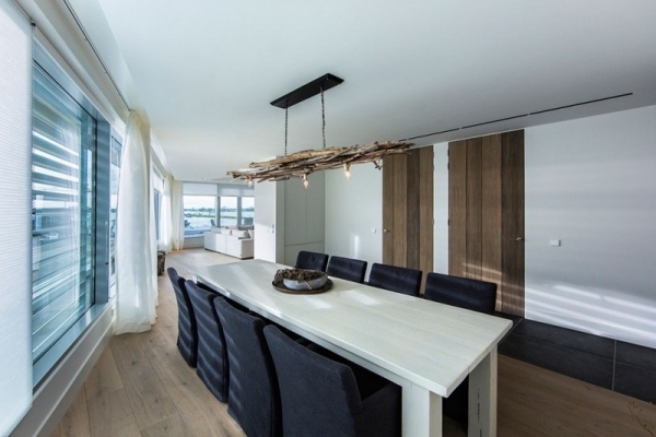 moderný apartmán v rustikálnom štýle s dizajnom skyboxu