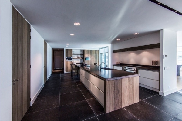 moderný byt s dizajnom Skyboxu, rustikálny kuchynský ostrov