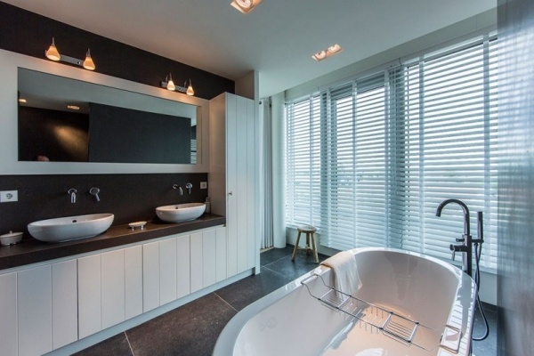 moderný byt s dizajnom skyboxu čiernobielo