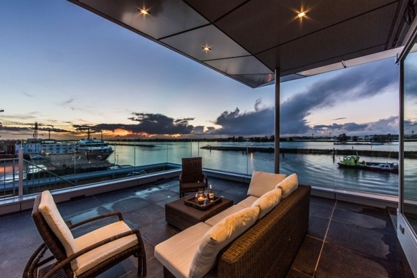 moderný byt s dizajnom skyboxu mimo terasy