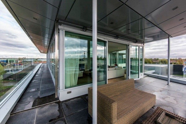 moderný byt s presklenými stenami v štýle skybox