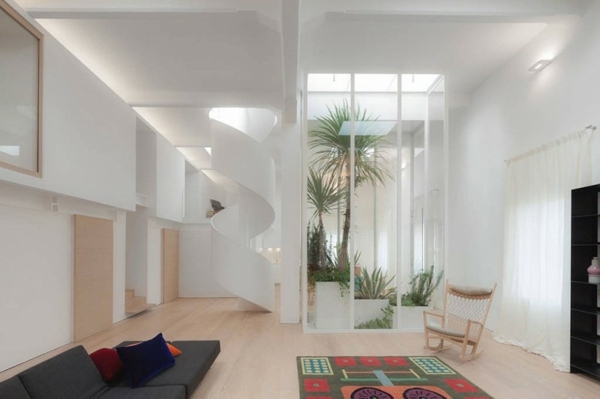 farebný interiér obývačky s kobercom nápad na zariadenie obývačky farebným kobercom