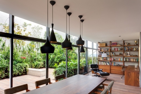 Moderný byt MAP MX čítací kútik, jedálenský kút, čierne závesné svetlá