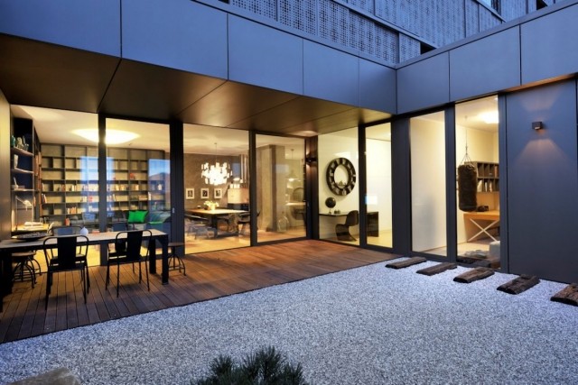 Krytá terasa mestský bytový dizajn obkladový kamienok krytá terasa-mestský-byt-dizajn-palubovka-štrk