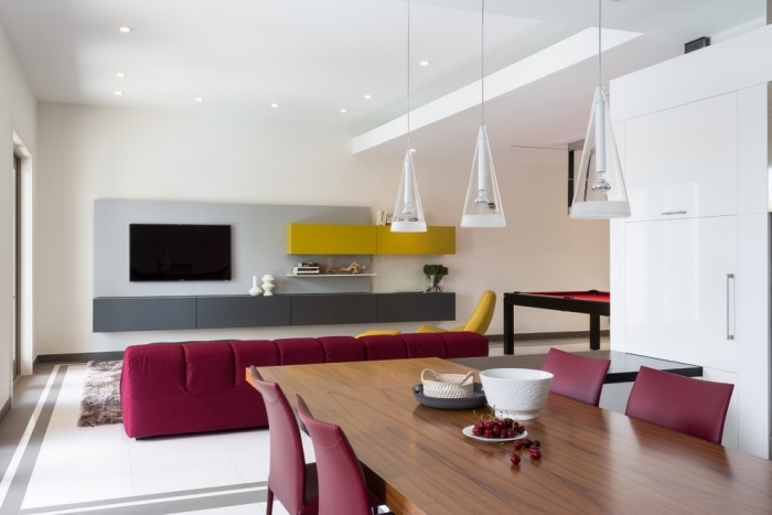 Nástenná jednotka s príborníkom-vzdušné usporiadanie prvkov vo svetlých tónoch Príborník-stenová jednotka-vzdušná-skladba-prvkov-farebných akcentov