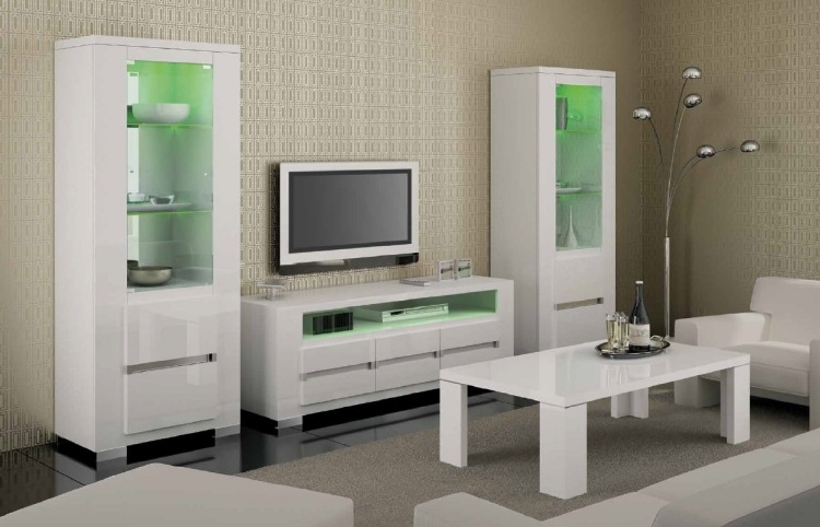 trojdielna nástenná jednotka z bieleho vysokého lesku moderná obývacia stena-led-biela-vysoký lesk-obdĺžniková-tapeta-konferenčný stolík-lampa