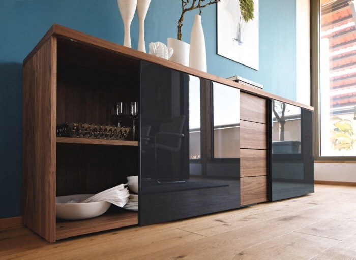 kredenc-masiv-drevo-sklo-posuvne-dvere-cierne-huelsta