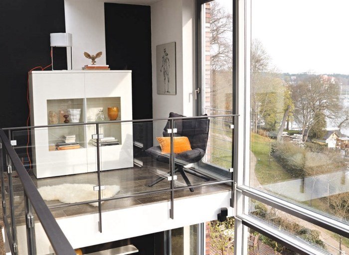 moderná-vitrína-bielo-lakovaná-ČAS-teraz-by-Huelsta