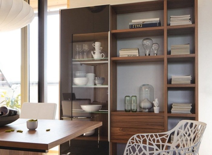 polička z masívu-sklenená-vitrína-TIME-teraz-huelsta