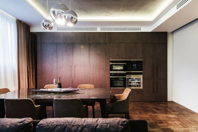 Za skrinkou je skrytý vstavaný nábytok