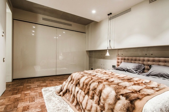 Šatňa biela, posuvné dvere, predné strany vo vysokom lesku