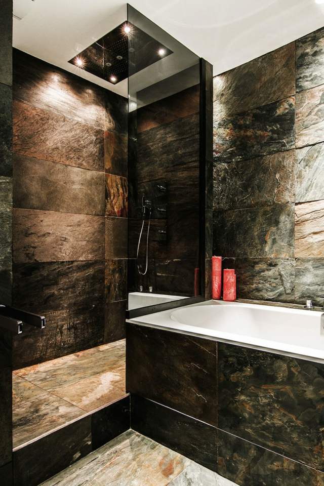 Sklenená stena sprchovej kabíny z prírodného kameňa