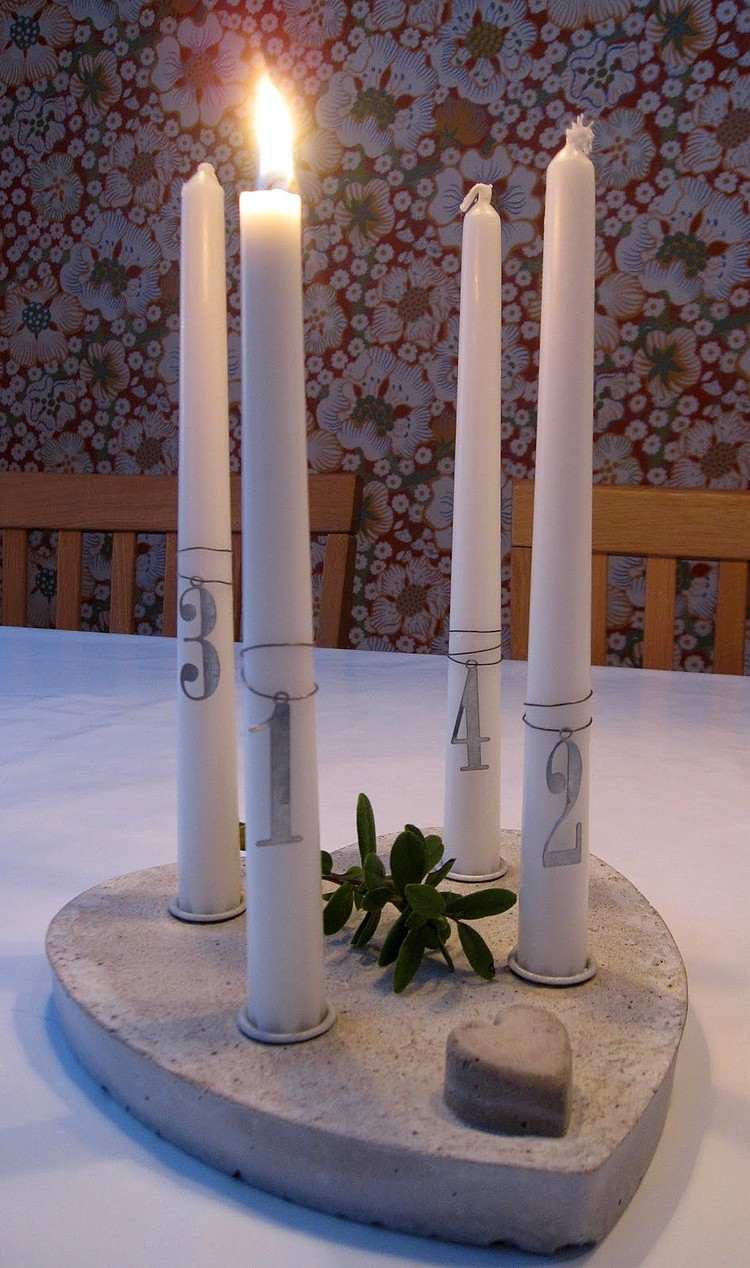 Betónová doska v tvare srdca na adventný veniec adventný veniec-betón-moderný-betón-doska-srdce-tvar-sviečky-zelené-číslice