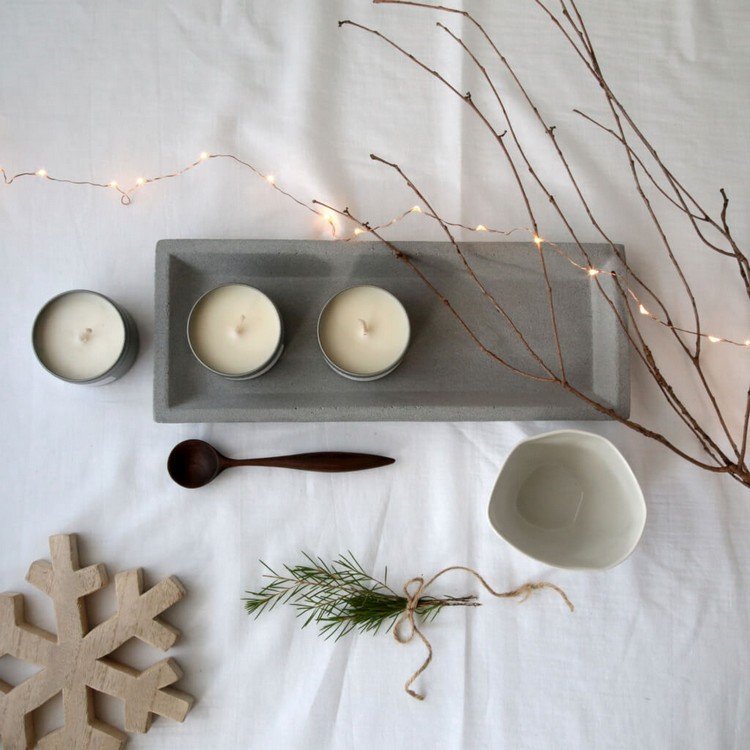 Adventný veniec vyrobený z čajových sviečok v betónovom tanieri adventný veniec-betón-podlhovastý-betón-tanier-čajové svetlá-moderná-alternatíva