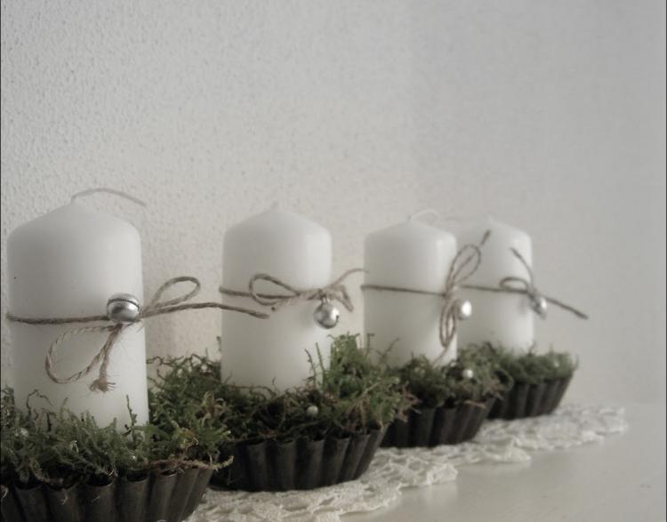 moderný adventný veniec v tvaroch mini tartaletiek ozdobený machom Moderné adventné vence-urobte si-predĺžené-zdobené-sviečky-mach-toertschen-formy na pečenie