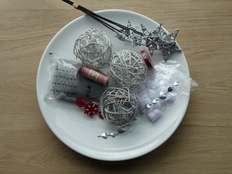 Vložte malé časti, ktoré zostali z vianočných ozdôb Moderný adventný veniec-urob si sám-tanier-dekorácia-guľa-bielo-červená