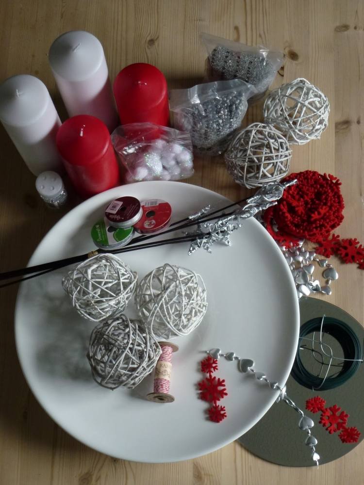 Naaranžujte moderný adventný veniec do taniera adventný veniec-moderné-vyrobte si-užitočné-materiály-bielo-červená-tanierová guľa