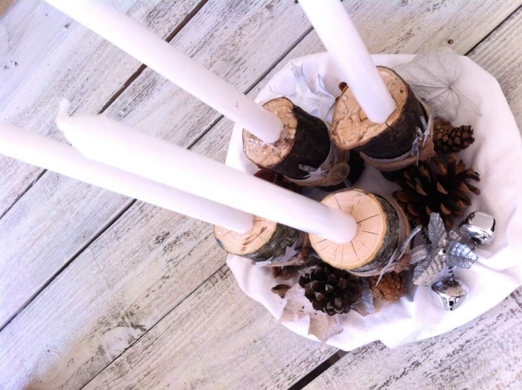 Vyrobte si a ozdobte svietniky sami zo skutočných kúskov konárov adventný veniec-moderný-urob si sám-svietnik-drevené šišky-dekorácia-strieborno-biela