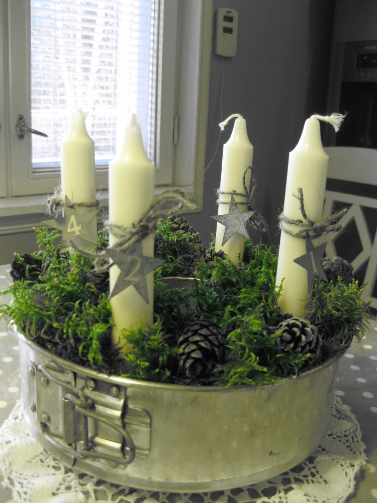 Kovový pekáč ozdobte ako adventný veniec machom a šiškami adventný veniec-moderné-urob si sám-machové šišky-pekáč-kov-sviečky-biely