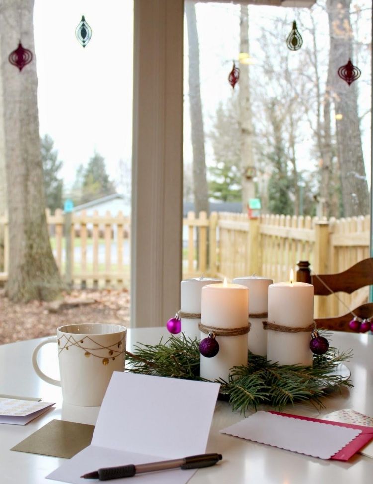 jednoduché a obyčajné - biele sviečky na tanieri a jedľové konáre adventný veniec-moderné-urob si sám-v strede-tanier-tanier-vianočné-gule-jedľové konáre