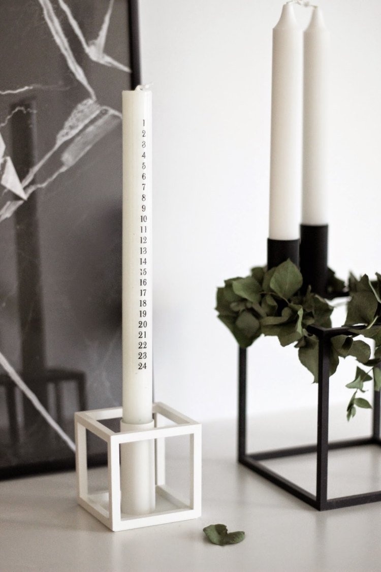 biela podlhovastá sviečka s číslicami na každý decembrový deň adventný veniec-moderné-urob si sám-minimalistické-sviečky-čierno-biela-dekorácia