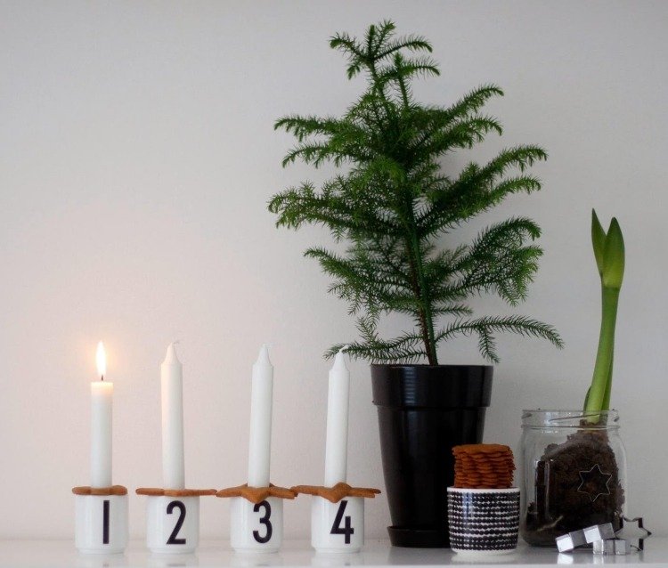 Škandinávske vianočné ozdoby na adventné obdobie adventný veniec-moderné-urob si sám-perník-podlhovasto zdobené-sviečky-biele-číslo