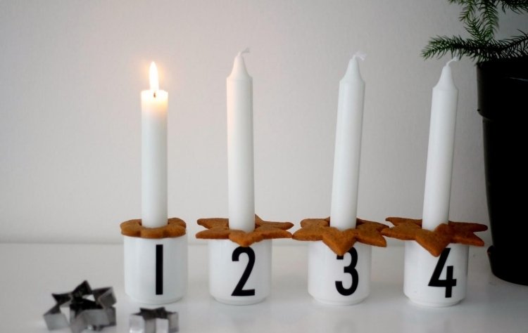 štyri sviečky, malé šálky a perníčky s dierou adventný veniec-moderné-urob si sám-perníkové-minimalistické-sušienkové formy-biela-škandinávska