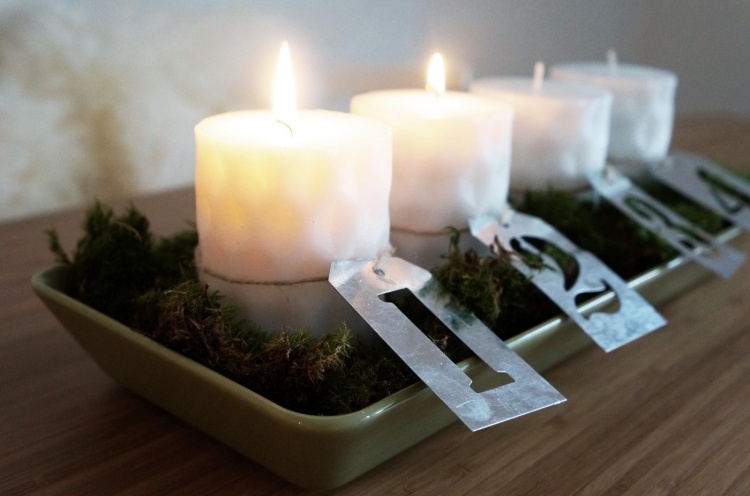 biele blokové sviečky zdobené číslicami z plechu adventný veniec-moderné-urob si sám-dlhý-ozdobený-biele-číslo-kov