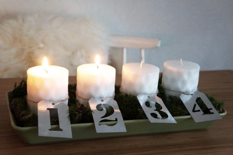 malé štítky od jednej do štyroch na každý adventný týždeň adventný veniec-moderné-urob si sám-predĺžený-biely-stôl-číslo